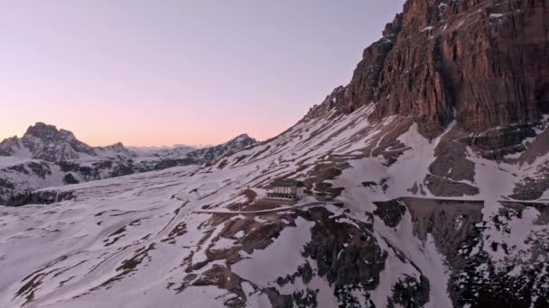 建立无人驾驶飞机射击庇护所Auronzo Tre Cime Dolomites在冬季 — 图库视频影像
