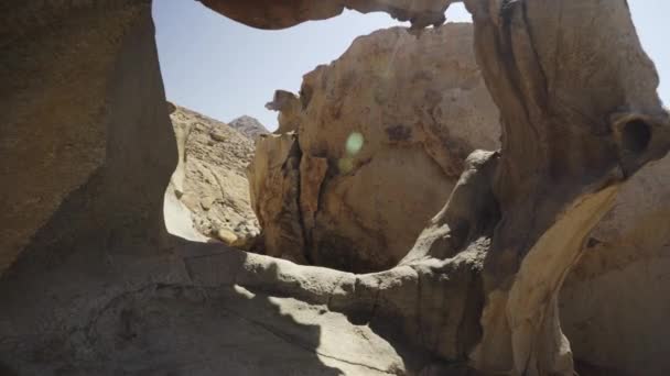 スペインのフエルテベントゥラ島の風景岩の砂漠 天然の乾燥した熱い山の風景の中に風の浸食によって形成地質岩洞窟形成 — ストック動画