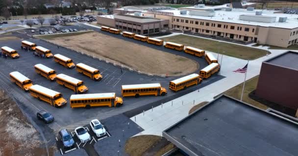 School Bus Line Wait Children Students Campus American Flag Morning — Vídeo de Stock