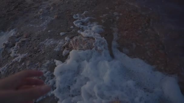 在西班牙埃利坎特的Torrevieja粉色湖畔 人类的手在白泡上 Pov — 图库视频影像
