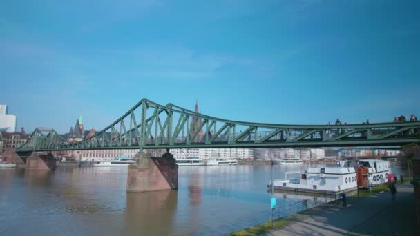 Eiserner Steg Frankfurt Main Bridge River Main People Sunny Day — ストック動画