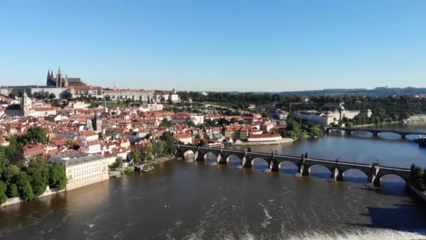 Aerial Flyover Vltava River Praha Czech Republic View Charles Bridge — Vídeo de Stock