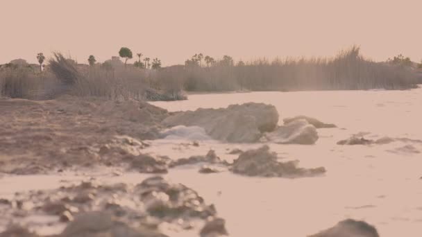 Calm Waves Rocky Shore Pink Lake Torrevieja Alicante Spagna Colpo — Video Stock