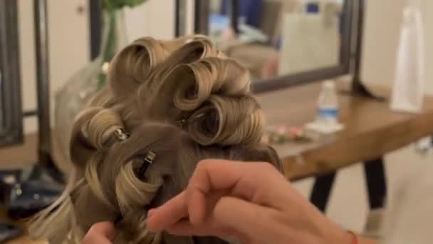 Προετοιμασία Για Μαλλιά Του Γάμου Μιας Όμορφης Νύφης Την Ημέρα — Αρχείο Βίντεο