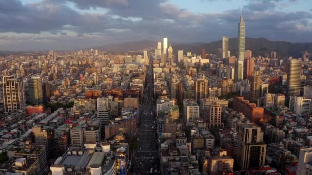 台湾夕阳西下时台北城市景观明媚的电影航景 — 图库视频影像