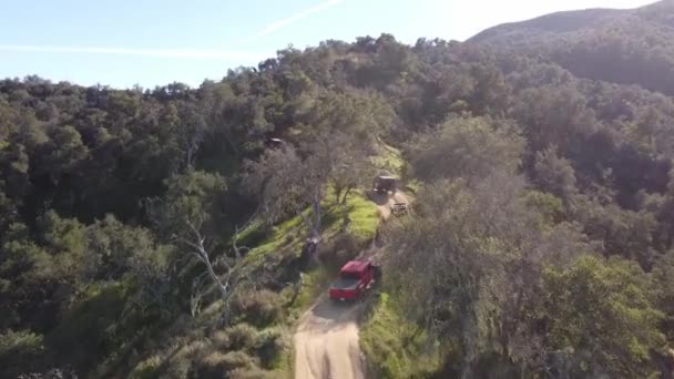 四轮驱动车辆爬上林区土路山脊 空中无人驾驶飞机视图 — 图库视频影像