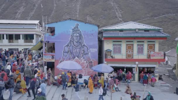 Ινδουιστές Πιστοί Kedarnath Κατά Διάρκεια Προσκύνημα Ζωγραφισμένο Πορτρέτο Του Κυρίου — Αρχείο Βίντεο