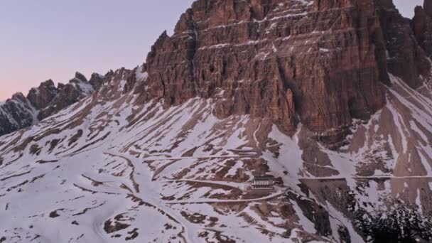 Drone Shot Refuge Gio Auronzo Tre Cime Dolomites Sunset — 图库视频影像