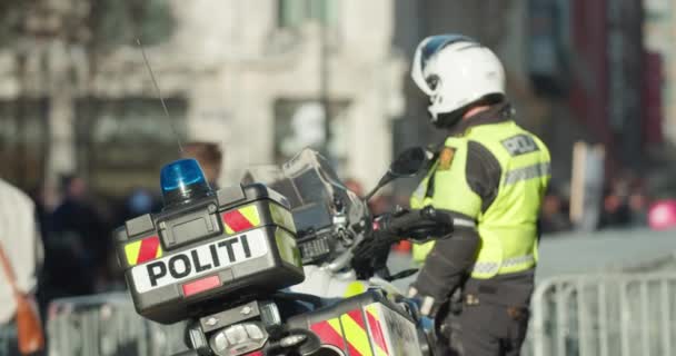 Poliziotto Moto Uniforme Oslo Sfocato Dietro Moto Con Logo Della — Video Stock