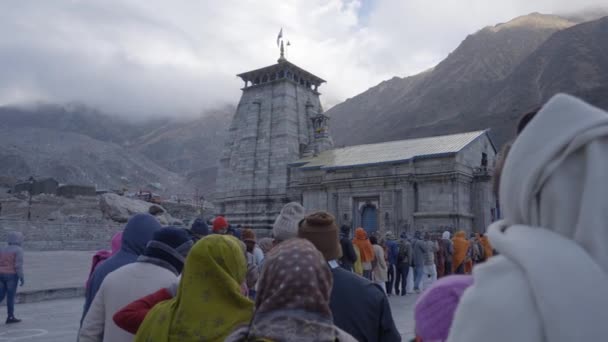 Pilgrims Standing Line Kedarnath Temple Himalayan Range India Wide — Stock video