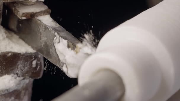 バルーストレードのための白いマクラナ大理石の石列切断機トリミング表面の刃 閉めて — ストック動画