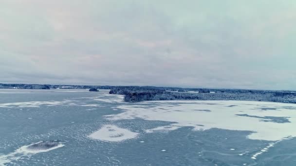 Aerial Backward Moving Shot Frozen Blue Lake Pattern Underwater Beautiful — Stockvideo