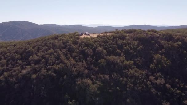 Two Vehicles Reached Majestic Viewing Spot Hollister Hills Aerial Fly — Video Stock