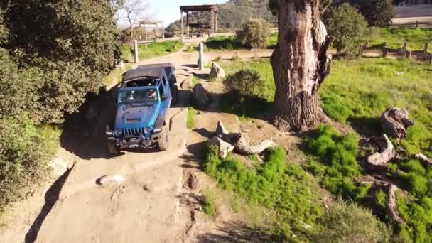 Road Vehicle Drive Steep Hill Track Obstacles Aerial View — Stok video