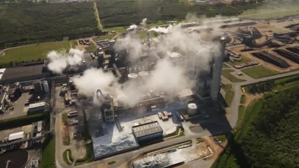 南美洲乌拉圭工业工厂烟囱中升起的有毒烟雾 — 图库视频影像