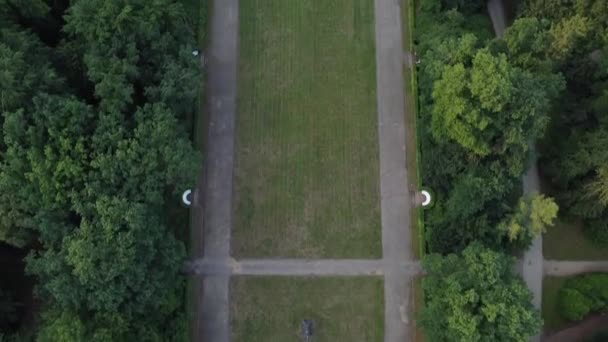 美妙的无人驾驶飞机飞行缓慢倾斜向上飞行向前无人驾驶飞机射击在夏天的一天 空中观赏夏季豪华别墅城堡公园Sanssouci Potsdam自然2022 电影1080 P由菲利普 马尔尼茨创作 — 图库视频影像