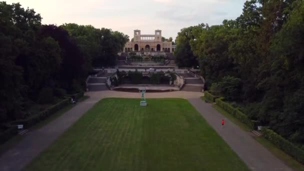 平静的无人驾驶飞机飞行缓慢上升无人驾驶飞机射击公园与慢跑者 飞行员俯瞰夏季豪华别墅城堡公园Sanssouci Potsdam自然2022 电影1080 P由菲利普 马尔尼茨创作 — 图库视频影像