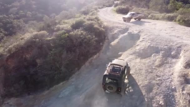 4車両は オフロードトレーニングトラック 空中ビューで急な極端な丘を運転 — ストック動画