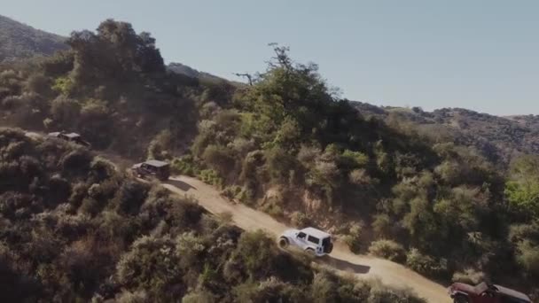 Many 4X4 Practicing Extreme Dirt Road Hill California Aerial View — Wideo stockowe