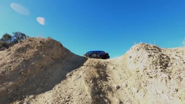 四轮驱动车辆驶过训练障碍区陡峭山脊 手持视线 — 图库视频影像