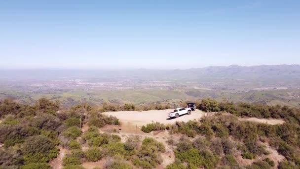 Two 4X4 Vehicles Reached Majestic Hector Heights Overlook Spot Aerial — Stockvideo
