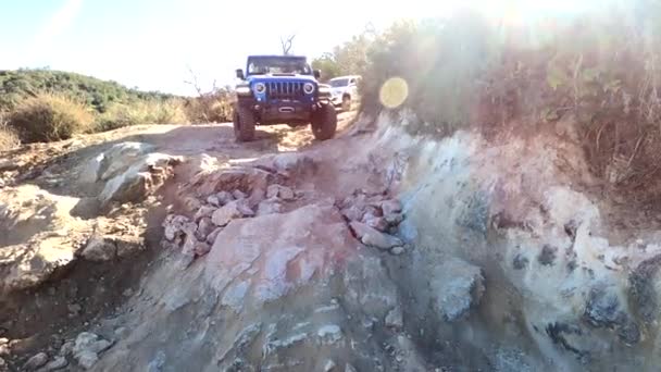 4車両極端な危険な岩の地形 ハンドヘルドフロントビュー上で運転 — ストック動画