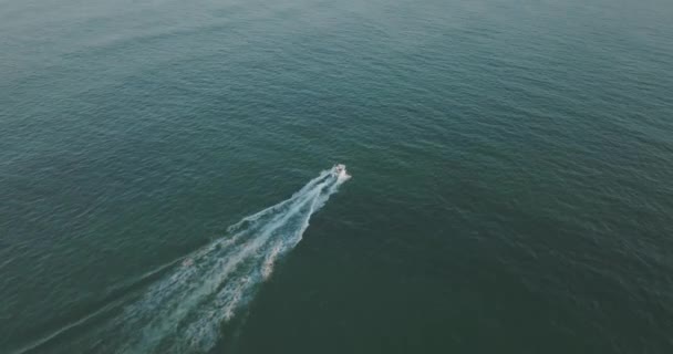 一架无人驾驶飞机在海上飞近一艘超速行驶的船只的空中录像 — 图库视频影像
