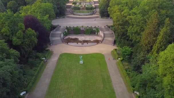 夏に公園で撮影されたドローンをゆっくりと上昇させる豪華な空中ドローン飛行 空中ドローンビュー夏の豪華なヴィラ城公園Sanssouciポツダム自然2022 1080 60P Byフィリップ Marnitz — ストック動画