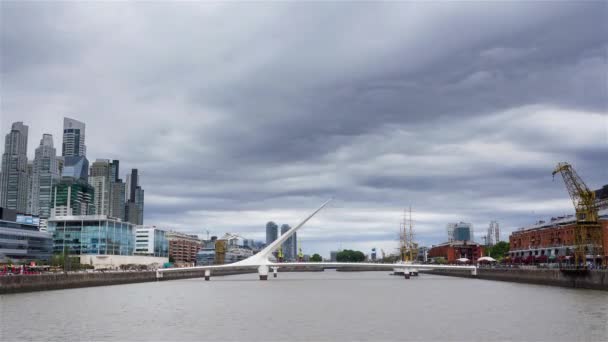 Time Lapse Cloudy Day Overlooking Plata River Puente Mujer Bridge — Vídeo de Stock