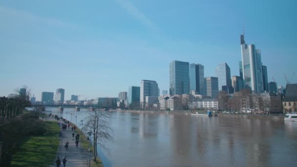 Frankfurt Main Égboltja Egy Napsütéses Napon Folyóparton Folyó Partján — Stock videók