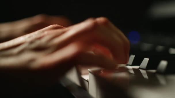Frauenhände Spielen Keyboard Aus Nächster Nähe Stimmungsvolle Beleuchtung Handheld — Stockvideo