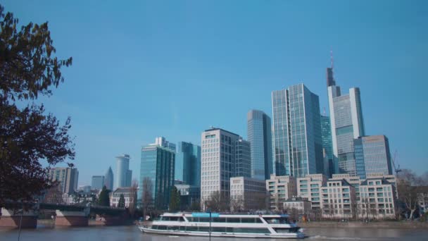 Skyline Von Frankfurt Main Mit Einem Fahrboot Auf Dem Main — Stockvideo