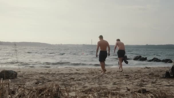 Two Young Males Walking Beach Cold Water January — Video Stock