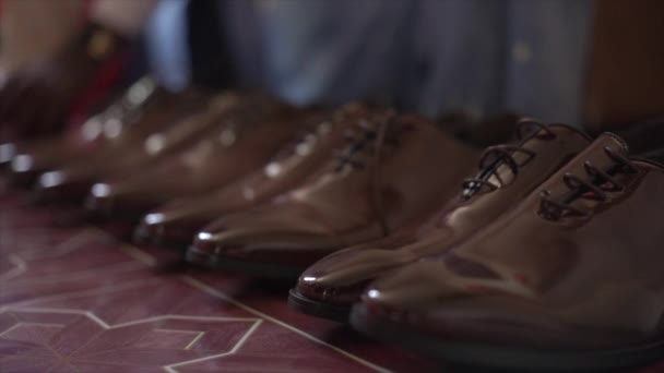 Smart Braune Lederschuhe Mann Probiert Formale Glänzende Schuhe Nahaufnahme Rack — Stockvideo