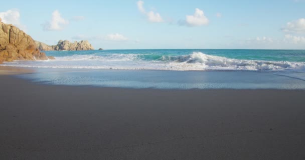 Beautiful Turqoise Waves Splashing Sand Porthcurno Beach Cornwall — ストック動画