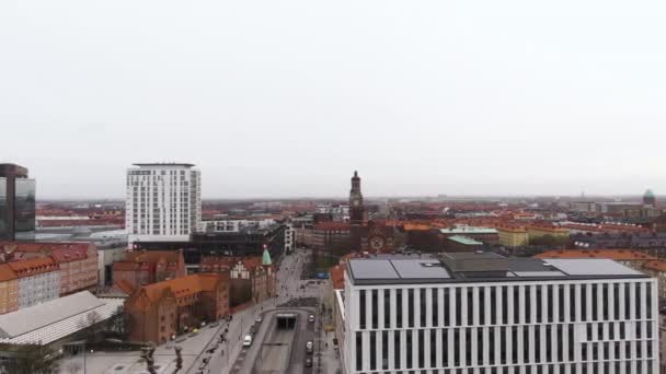 以圣约翰教堂为背景的城市景观 瑞典Malmo 空中侧风 — 图库视频影像
