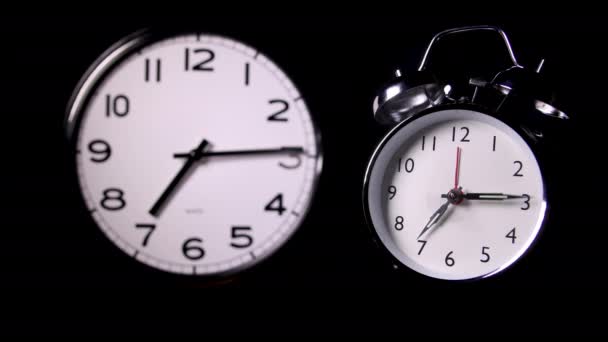 Reloj Despertador Moderno Uno Tradicional Que Cubre Horas Hasta Las — Vídeos de Stock