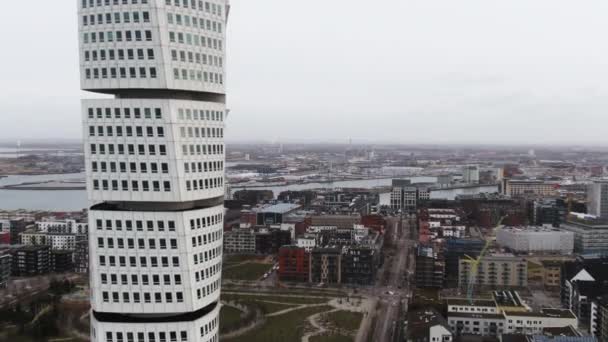 Turning Torso Skyscraper Cityscape Malmo Sweden Scandinavia Aerial Forward — Vídeo de Stock