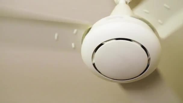 Rotatie Van Een Plafondventilator Een Typische Huishoudelijke Plafondventilator Beweging Langzame — Stockvideo
