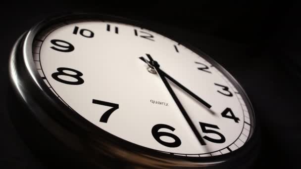 Zoom Une Horloge Moderne Sans Marque Dans Temps Couvrant Heures — Video