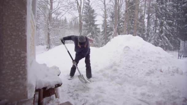 Женщина Убирает Снег Перед Своим Домом Время Метели — стоковое видео