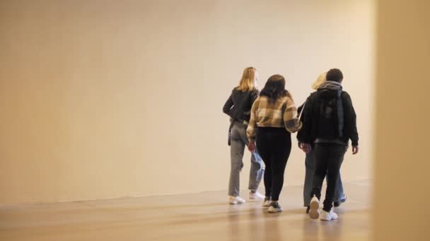 Groep Van Vier Vrienden Tiener Tieners Lopen Van School Afgelopen — Stockvideo