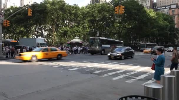 Tilt Shot Tráfico Ocupado Bryant Park Ciudad Nueva York — Vídeos de Stock