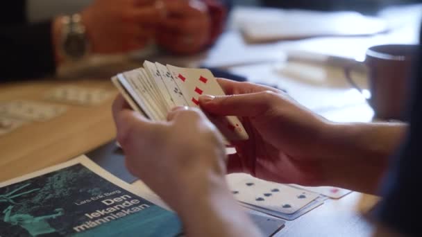 Kerel Spelen Dek Van Kaarten Pokerspel Vrienden Verliezen Geld Inzet — Stockvideo