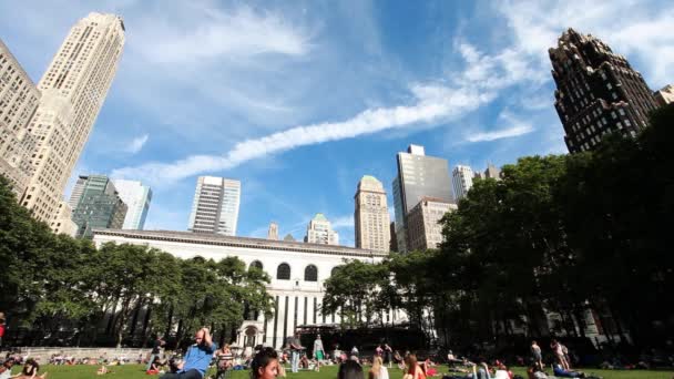 People Enjoy Beautiful Sunny Day Bryant Park New York City — Stock Video