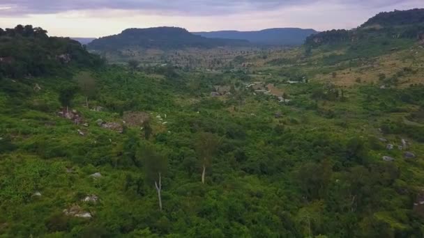 カンボジアのシェムリアップ州にあるプノンペン クレン国立公園近くの素晴らしいオープン風景 広角空撮 — ストック動画