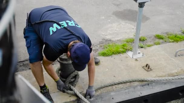 Crew Member Sailor Man Untying Rope Anchor Leaving City Port — Vídeo de Stock