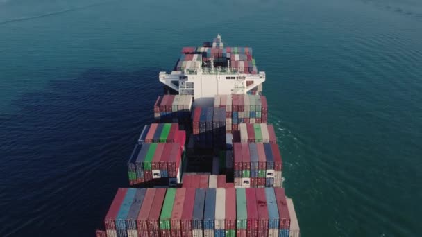 Bovenaanzicht Vanuit Lucht Van Een Geladen Containervrachtschip Dat Oceaan Vaart — Stockvideo