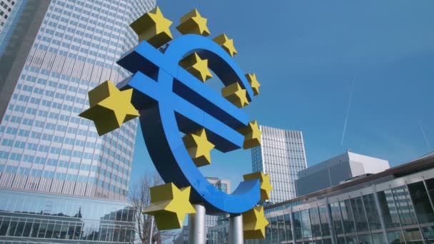 Euro Sign Euro Skulptur Frankfurt Main Front Eurotower Sunny Day — Wideo stockowe