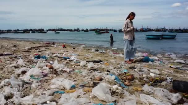 Kumlu Sahilde Yürüyen Üzgün Genç Kadın Çöp Yığınlarıyla Kaplı Sağa — Stok video